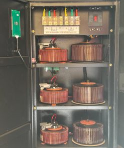 عرض داخلي لمنظم جهد ثلاثي الطور TNS-75KVA من باور ويف يكشف عن الملفات النحاسية النقية الضخمة وأنظمة السيرفو, Internal view of Power Wave TNS-75KVA three phase stabilizer showing heavy-duty pure copper coils, servo motors, and cooling systems.